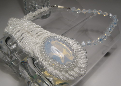 Белое ожерелье ручной работы с кабошоном из лунного камня