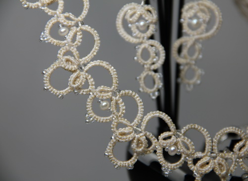 Авторское свадебное колье (ожерелье) из кружева ручной работы, бисера и жемчуга - анкарс, фриволите с бисером