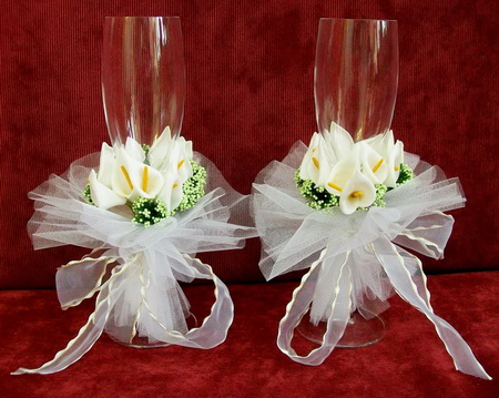 Свадебные бокалы, украшенные букетиком цветов
