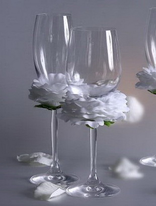 Декорирование свадебных бокалов лепестками белой розы - как сделать своими руками