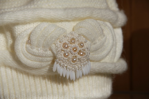 Жемчуженки - вышивка с жемчугом и бисером Gutermann для вязаной шапки - фото и работа Дарины Никоновой